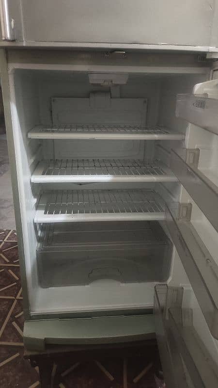Dawlance Refrigerator medium size 3