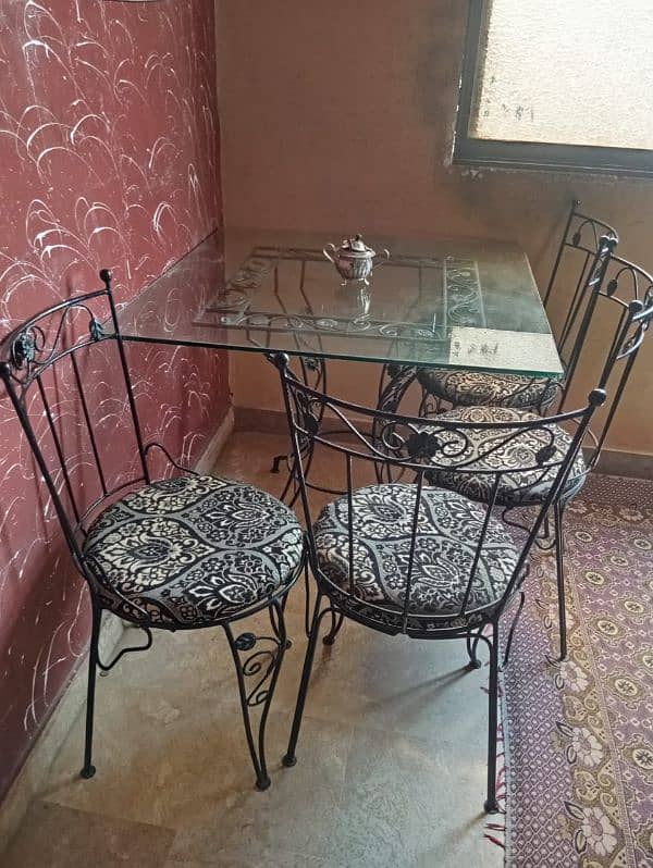 IRON DINING TABLE 4 CHAIRS EXCELLENT CONDITION 0