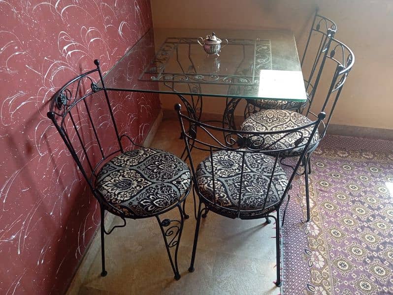 IRON DINING TABLE 4 CHAIRS EXCELLENT CONDITION 1