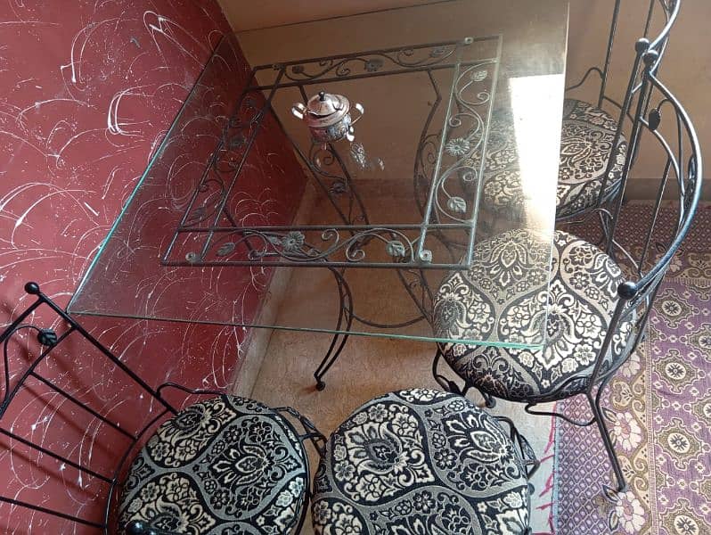 IRON DINING TABLE 4 CHAIRS EXCELLENT CONDITION 3