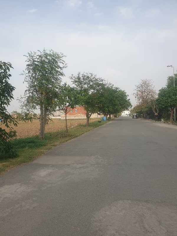 corner seven marla plot available for sale in citi Housing sialkot 4