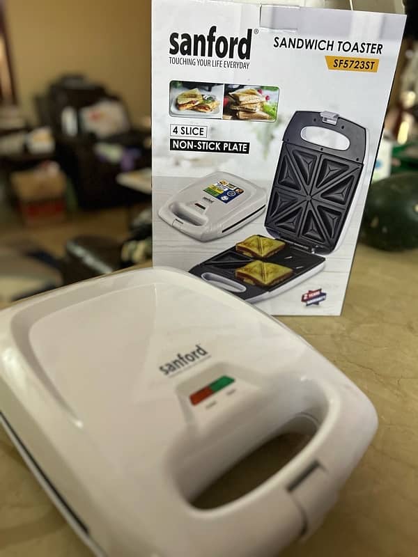 Sanford 4 slice sandwich toaster In excellent condition almst unused 0