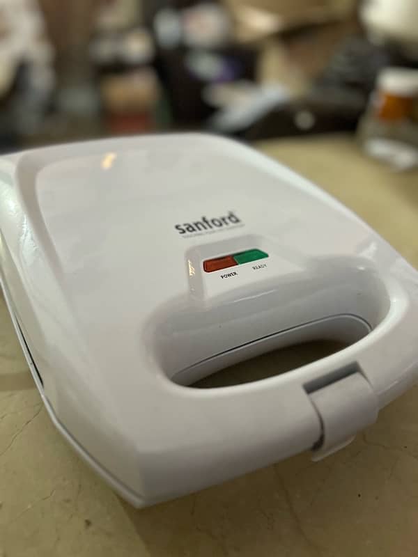 Sanford 4 slice sandwich toaster In excellent condition almst unused 2