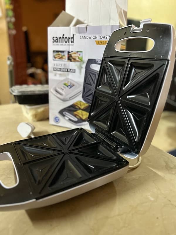Sanford 4 slice sandwich toaster In excellent condition almst unused 5
