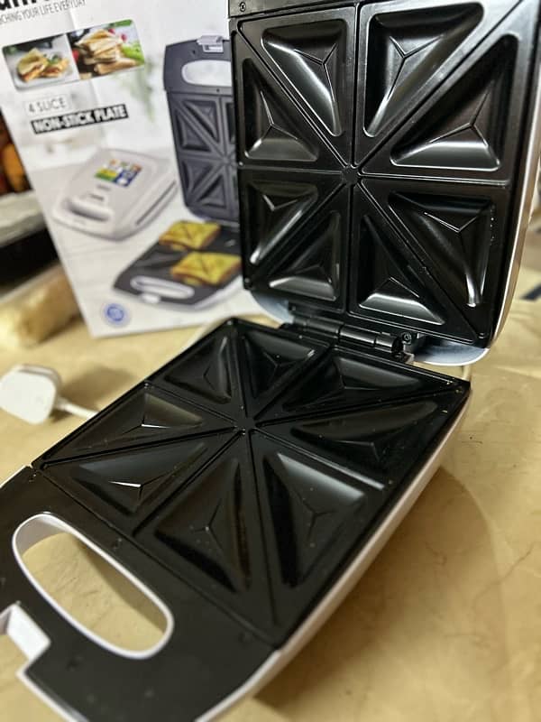 Sanford 4 slice sandwich toaster In excellent condition almst unused 6