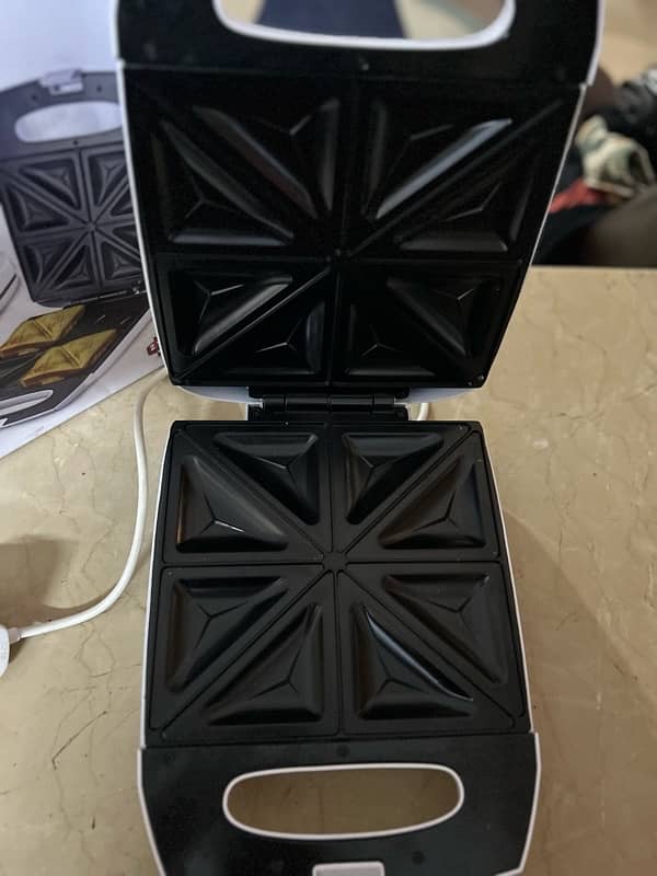 Sanford 4 slice sandwich toaster In excellent condition almst unused 8