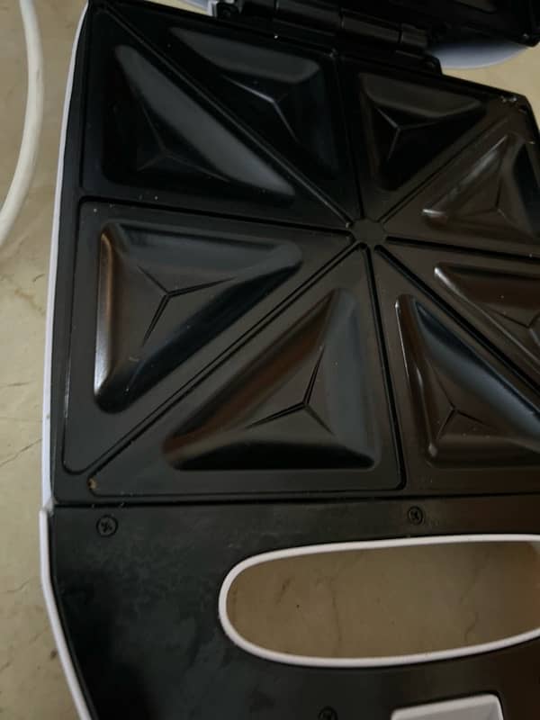 Sanford 4 slice sandwich toaster In excellent condition almst unused 9