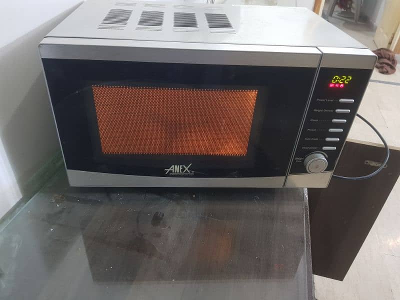 microwave oven in new like condition 1