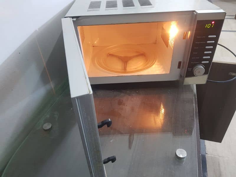 microwave oven in new like condition 2