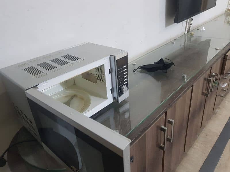 microwave oven in new like condition 3