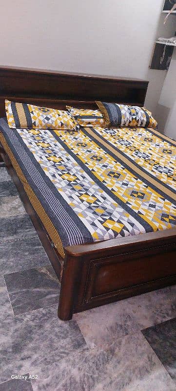 Bed and dressing table set for room 2
