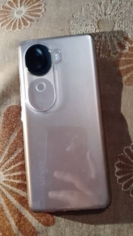 vivo v 40e with box and charger and 10 month warrenty 0