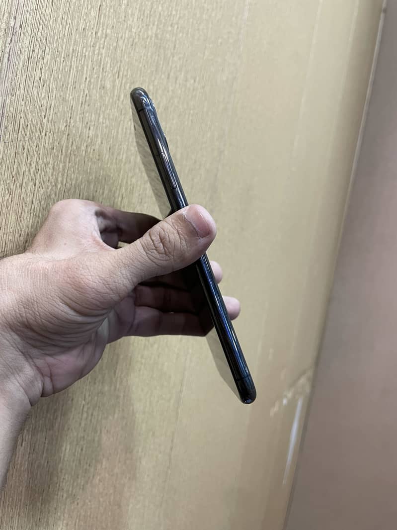 iPhone 11 Pro Max 4