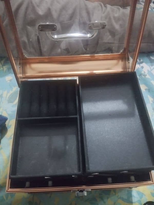 beauty organizer with lock just one time used 1