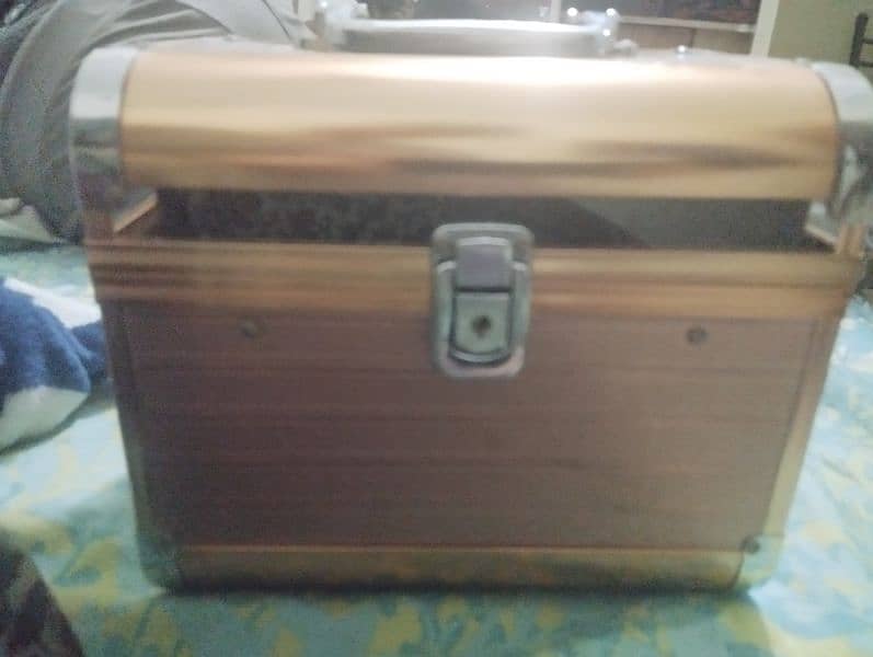 beauty organizer with lock just one time used 2