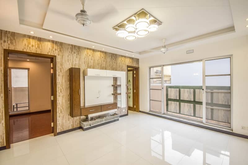 10 Marla House Available For Sale In DHA Phase 3 6