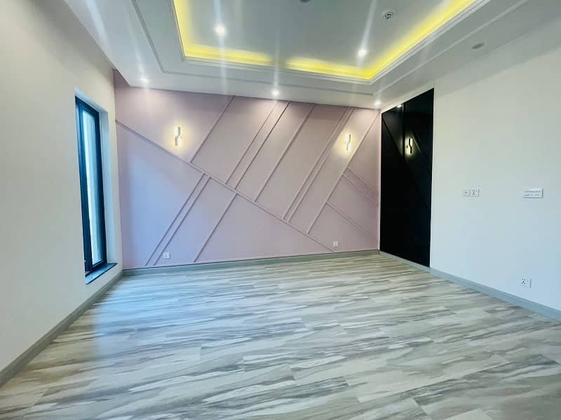 10 Marla House Available For Sale In DHA Phase 3 7