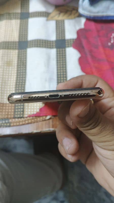 IPHONE XS MAX GOLDEN COLOR 256 GB 4
