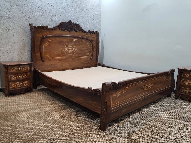 seesham wood Brand new Bed Set not used King size (only call) 4