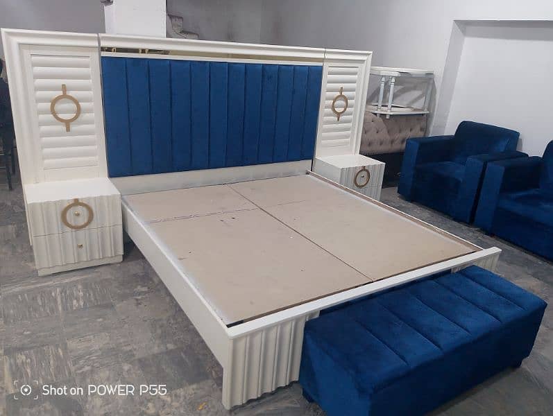 bed with sidetables 0