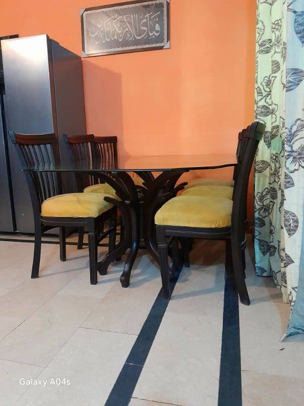 Dining Table in superior condition 0
