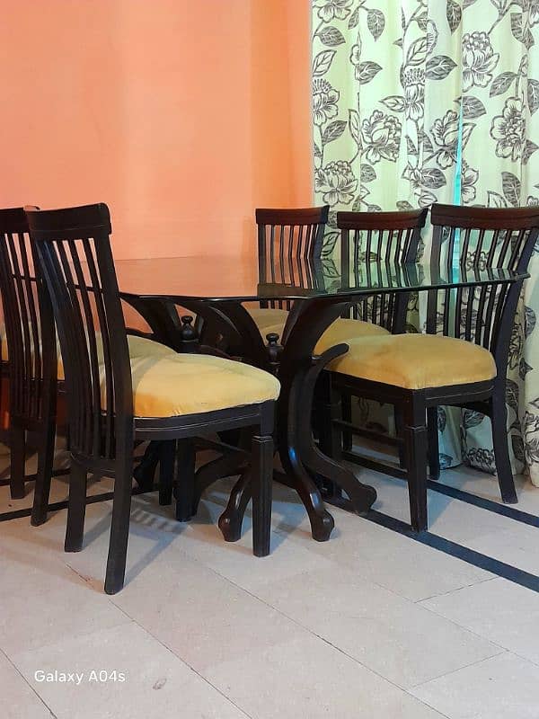 Dining Table in superior condition 1