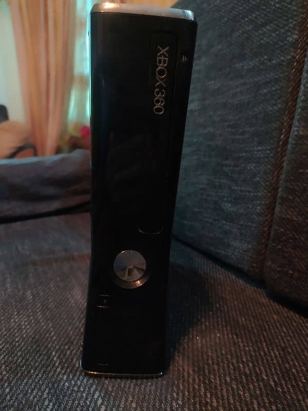 Xbox 360 slim (with cable) barely used 0