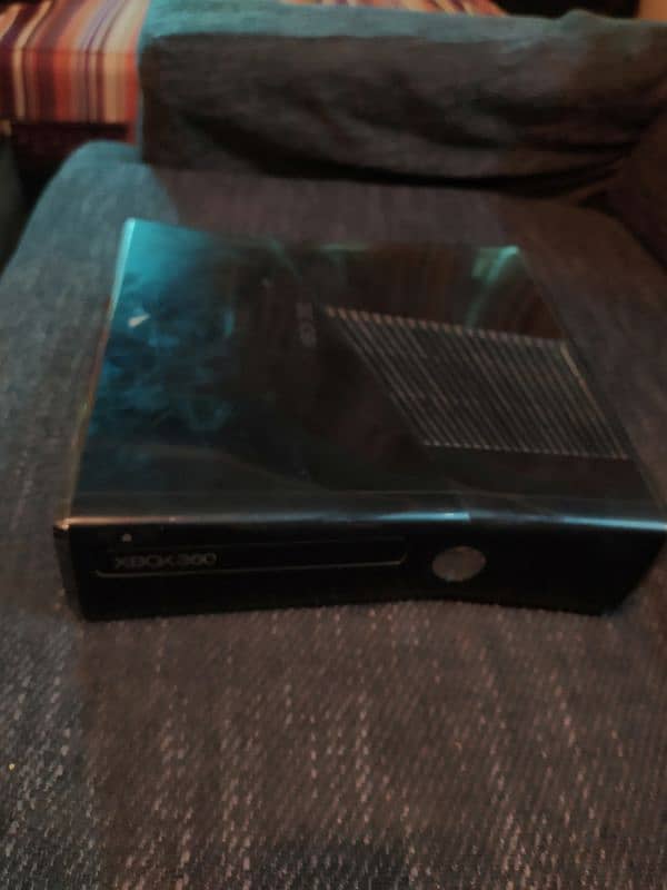 Xbox 360 slim (with cable) barely used 2