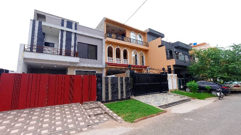 Buy A Prime Location House Of 10 Marla In Formanites Housing Scheme 0
