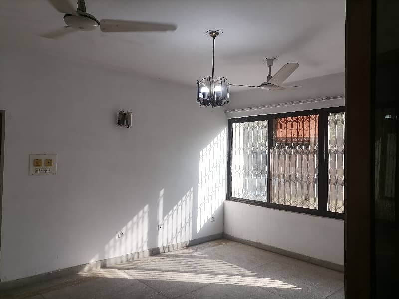 10 Marla Flat In Askari 5 Of Lahore Is Available For Sale 10