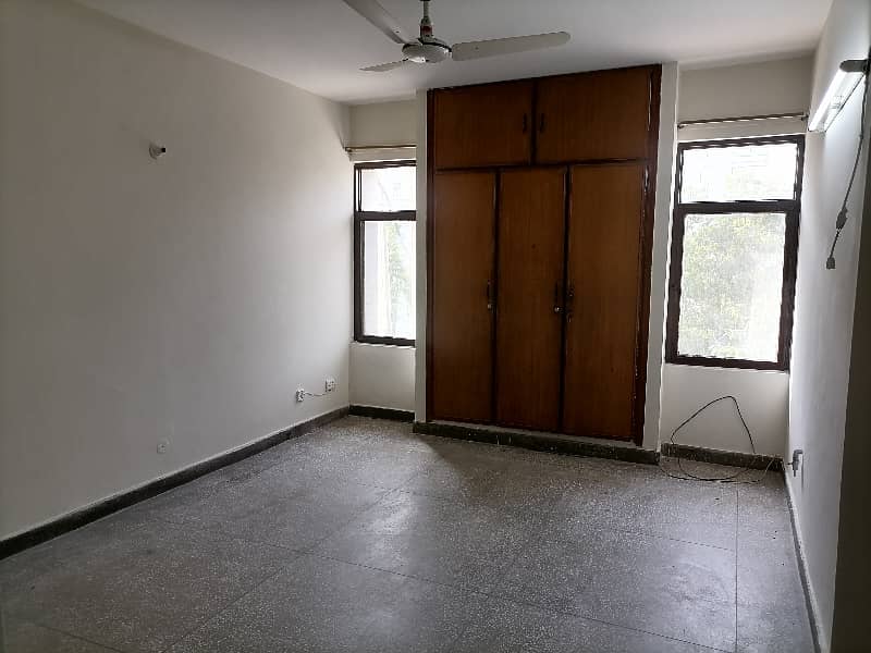 Unoccupied Flat Of 10 Marla Is Available For Sale In Askari 0