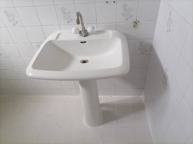 Unoccupied Flat Of 10 Marla Is Available For Sale In Askari 5