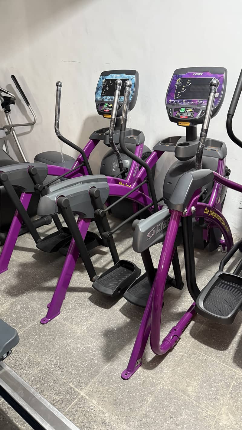 TREADMILL/ ELLIPTICAL/ SPINBIKE/ GYM MACHINES AVAILABLE USA BRAND 12