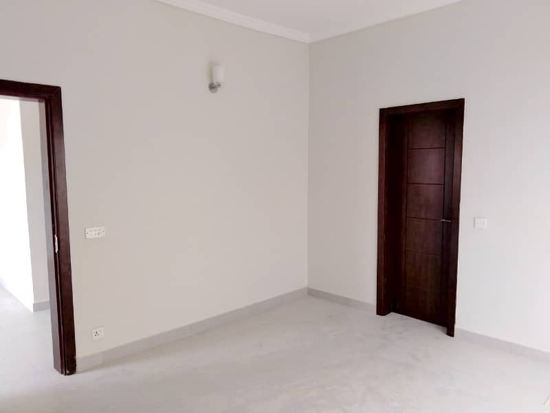 Triple Storey 240 Square Yards House Available In Gulshan-e-Iqbal - Block 5 For sale 0
