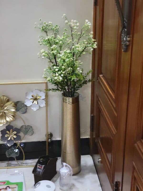 metal frame + a vase with flowers 1