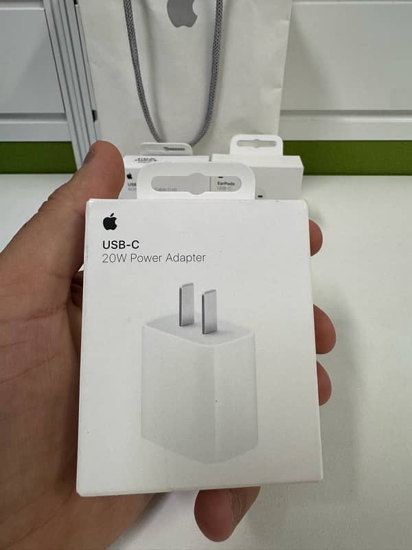 Apple USB-C Power adopter/ 60W Charge Cable(1m)/Earpods USB-C 0