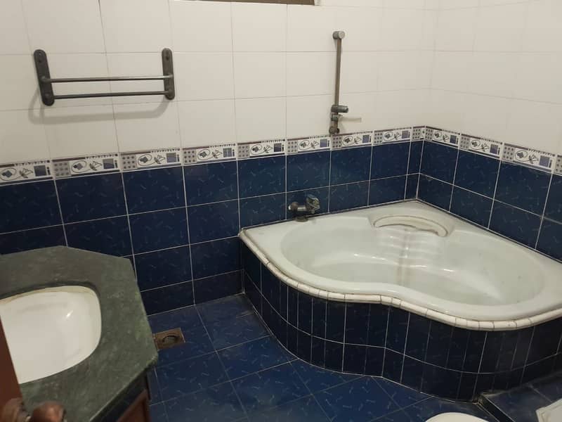 Prime Location Of Jail Office For Rent 3 Room 4 Washrooms 2 Big Hall 1st Floor Car Parking Etc 2