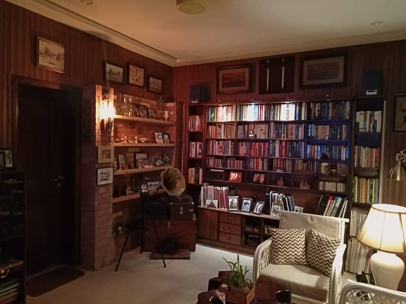10 Marla Owner Build Well Maintained Bungalow for sale Phase 8 DHA Lahore 14