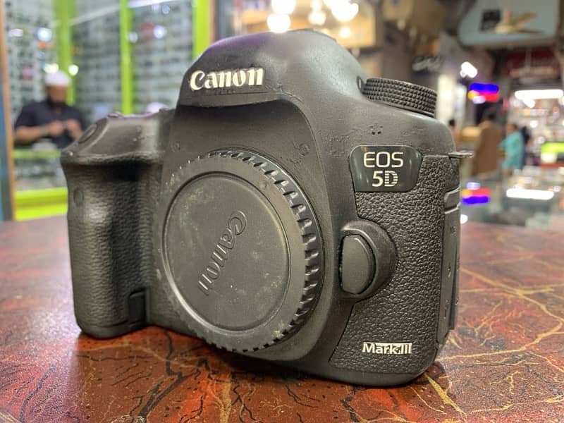 DSLR Camera Canon 5D Mark iii Contact:03212306356 0