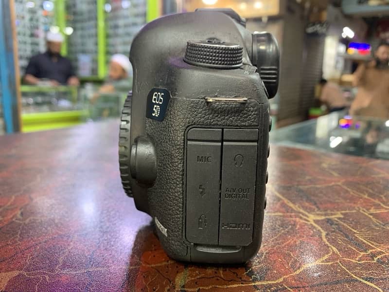 DSLR Camera Canon 5D Mark iii Contact:03212306356 1