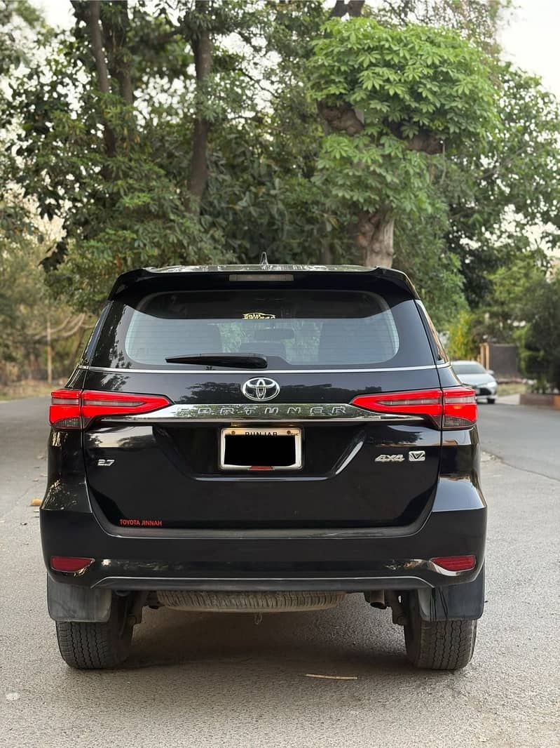 Toyota Fortuner V 2021 3
