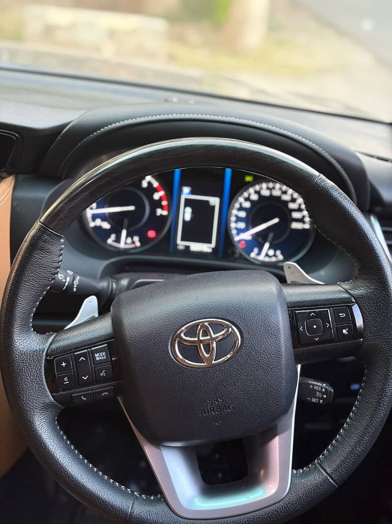 Toyota Fortuner V 2021 11