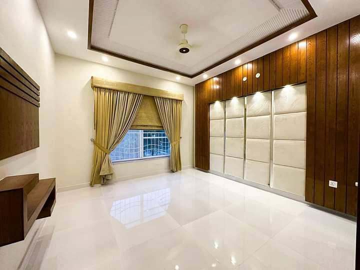 10 Marla Brand New House For Rent In Bahria Town - Block CC Canal Road Lahore 10