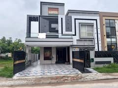 10 Marla House Available For Rent In Jasmine Block Bahria Town Lahore