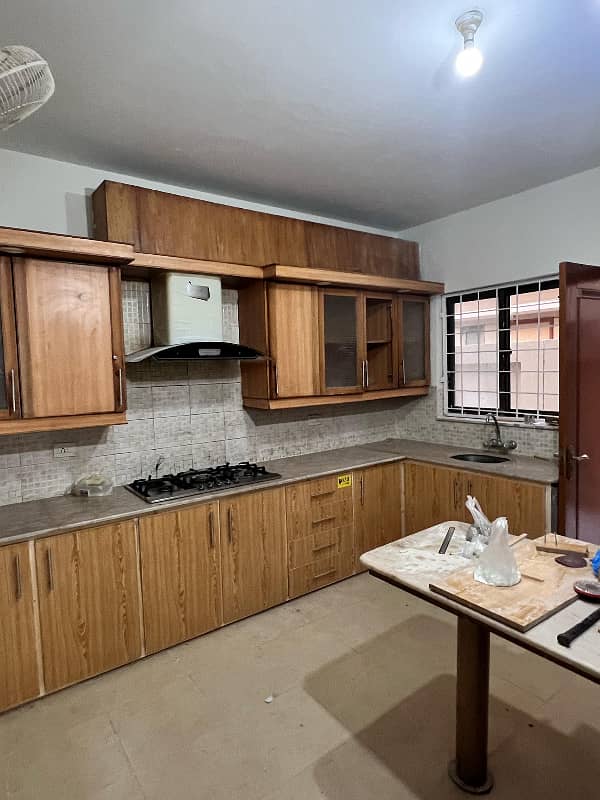 10 Marla House available For rent with gas 5