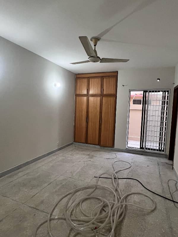 10 Marla House available For rent with gas 7