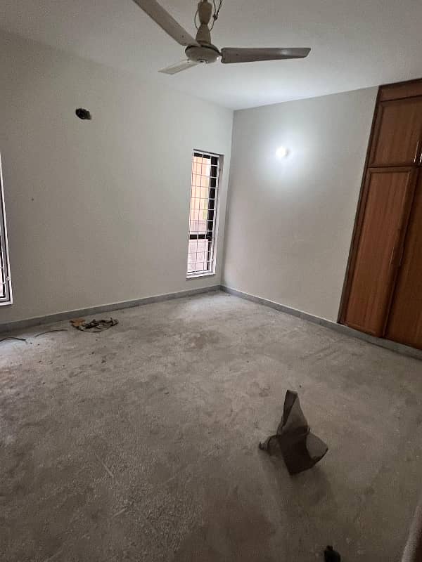10 Marla House available For rent with gas 10