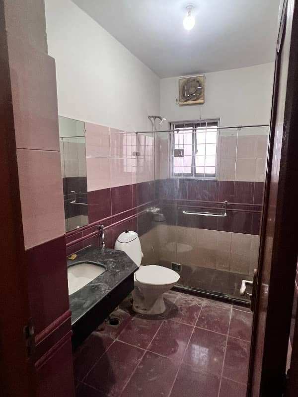 10 Marla House available For rent with gas 11
