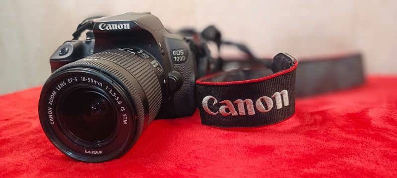 Canon 700d For Sale with 2 lens . 64gb Sandisk card with camera beg 0