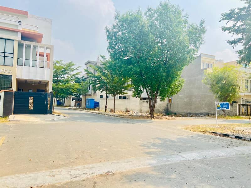 7 Marla Hot Location Plot Surrounding Houses Available For Sale In Lake City 3